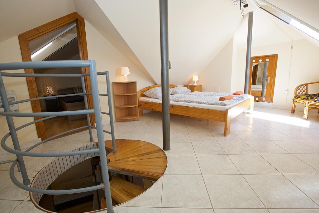 Zoli Apartmanok-Adri Koelcsey 32 Хайдусобосло Экстерьер фото